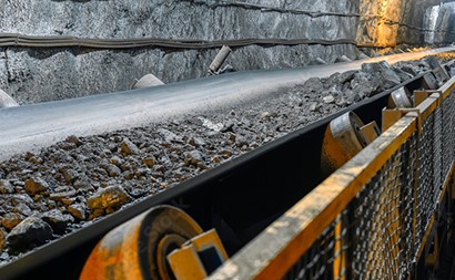 Conveyor belt moving gravel at construction site