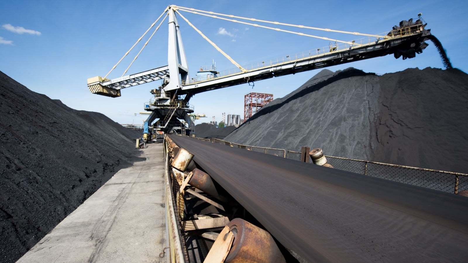 Conveyor belt moving gravel at construction site