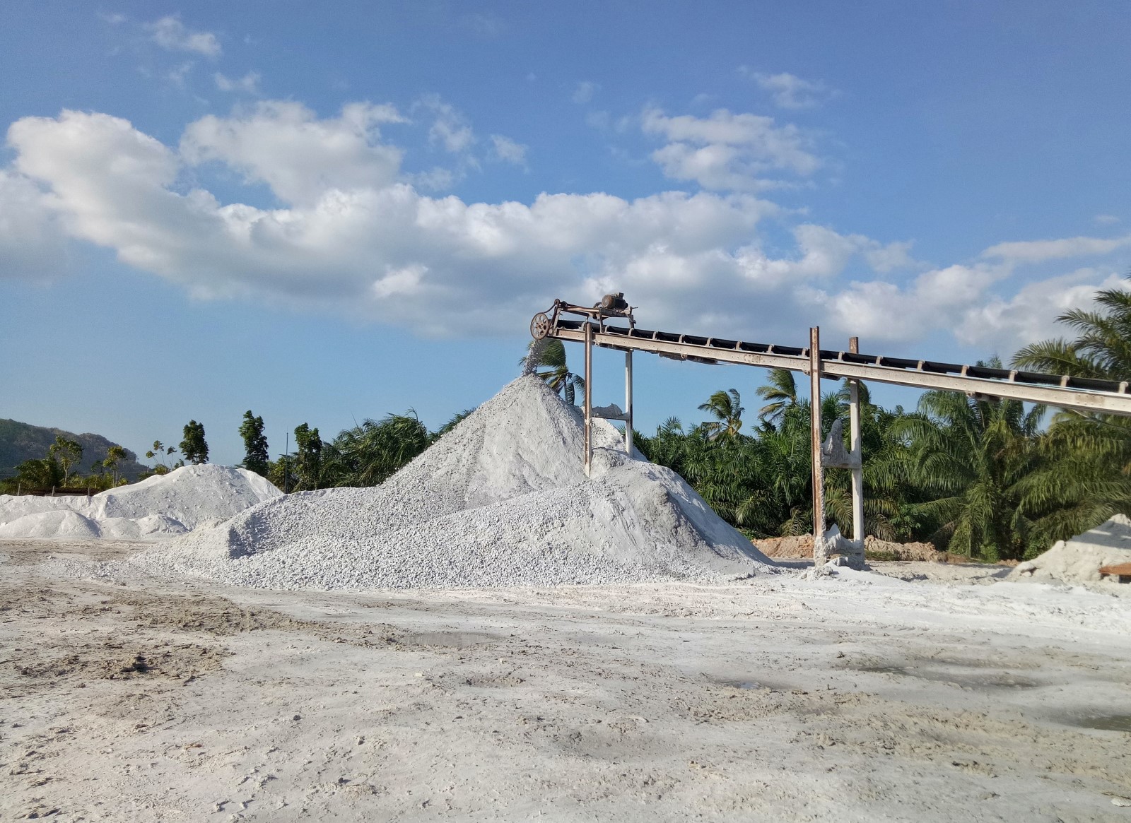 A gypsum conveyor helps move crushed gypsum to the next step in processing.