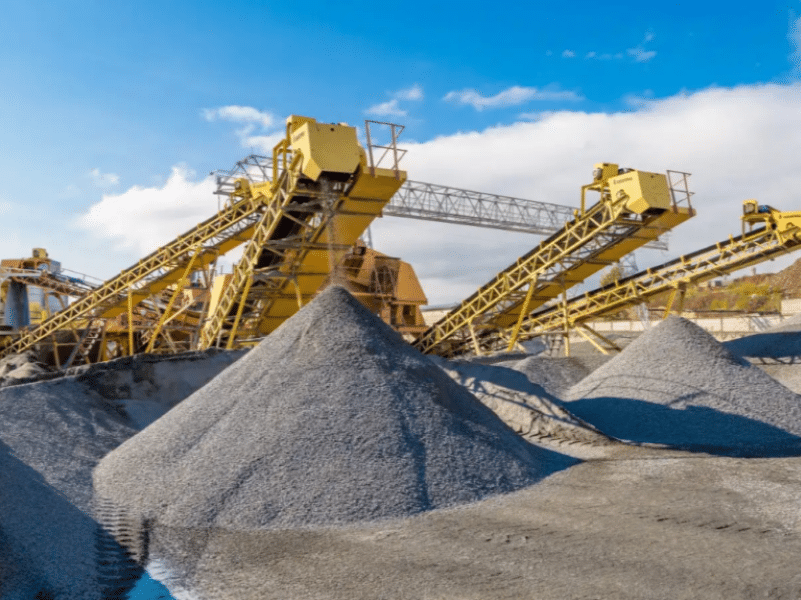 Radial Stacker conveyor creates a stockpile of gravel